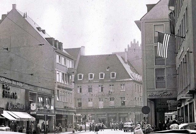 Das Modehaus Carl Fabel steht im Zentr...W Kfer und ein Opel Rekord zu sehen.   | Foto: Peter Bergner (privat)