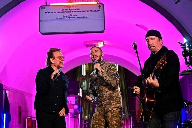 U2-Musiker treten überraschend in U-Bahn-Station in Kiew auf