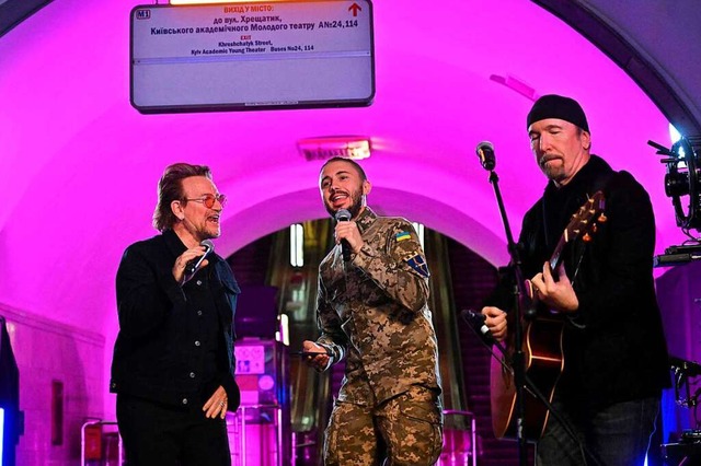 Bono (links) und &#8222;The Edge&#8220...dem ukrainischen Musiker Taras Topolja  | Foto: SERGEI SUPINSKY (AFP)