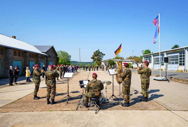 Eine Militrkapelle spielt bei der fei...riallagers Hardheim die Nationalhymne.  | Foto: Frank Rumpenhorst (dpa)