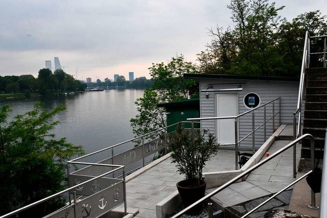 Die Terrasse des Vereinsheims mit Blick nach Basel  | Foto: Heinz und Monika Vollmar