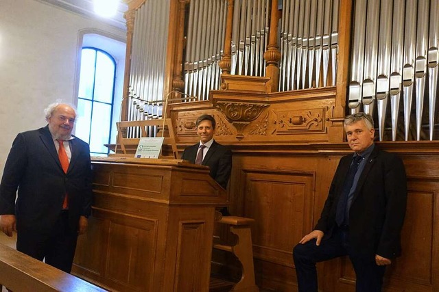 Pfarrer Christian Rave, Kirchenmusikdi...euen sich ber die restaurierte Orgel.  | Foto: Roswitha Frey