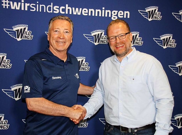 Willkommen in Schwenningen: Sportdirek...grt den neuen Trainer Harold Kreis.   | Foto: Wittmann Heinz