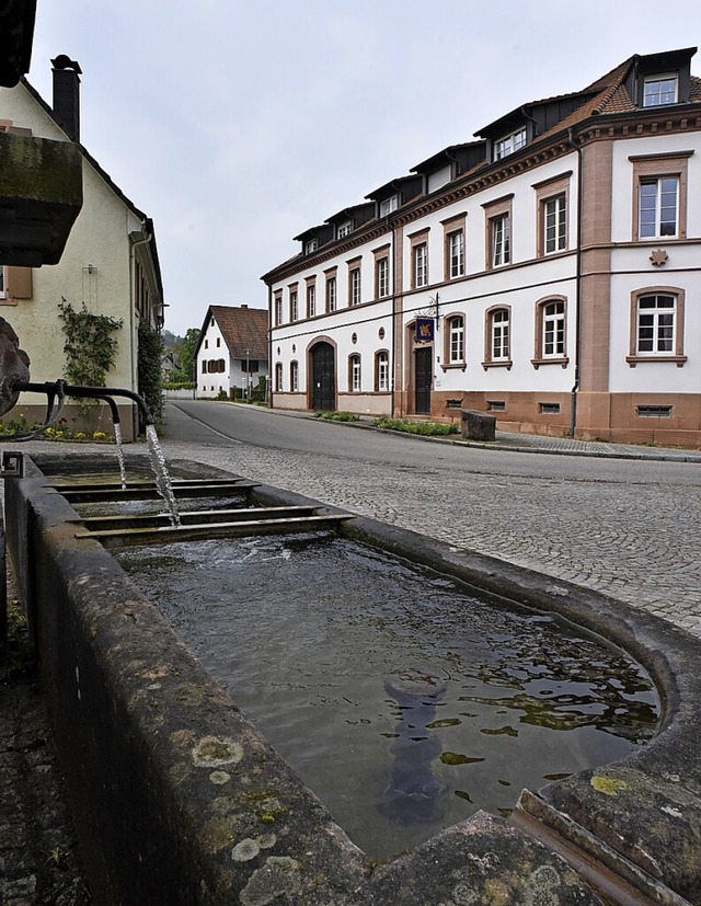 Brunnen und Sandstein sind typisch fr den Ort.  | Foto: Benedikt Sommer