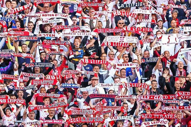 Leipziger Schals mit SC-Logo wird es zum Pokalspiel keine geben.  | Foto: Jan Woitas (dpa)