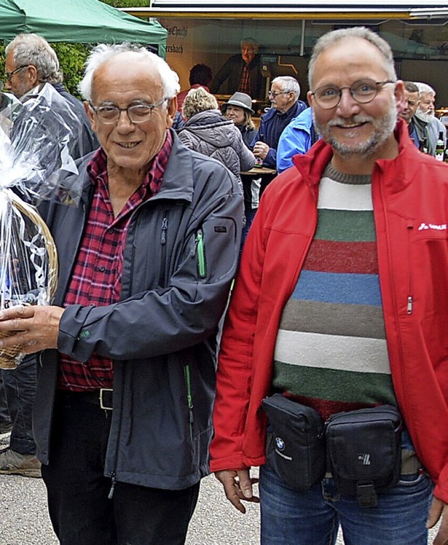 Ortsvorsteher Willi Tholen (rechts)  ehrte Karlfrieder Oswald.  | Foto: Edgar Steinfelder