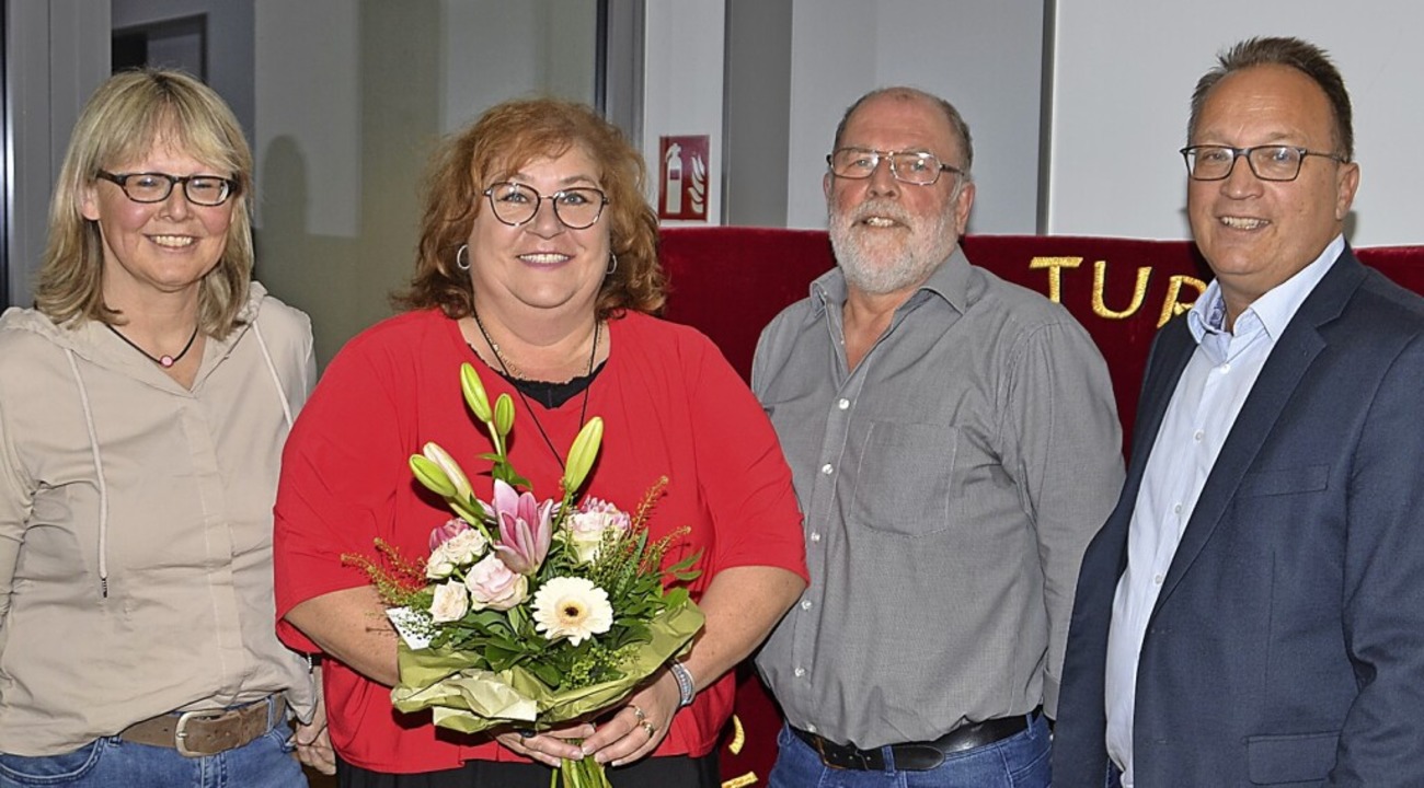 Die bisherige Vorsitzende Jana Wiebeck...anz (rechts) mit Blumen verabschiedet.  | Foto: Hans-Jochen Voigt