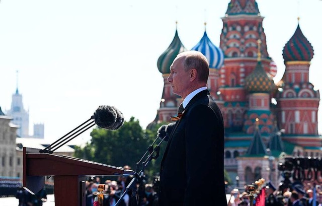 Putin bei der Parade in Moskau  | Foto: ALEXEY NIKOLSKY