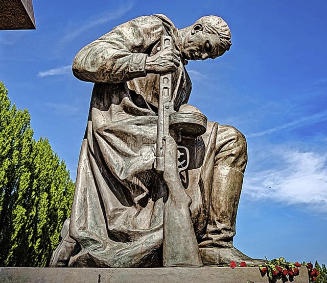 Russisches Ehrenmal in Berlin  | Foto: IMAGO/Jrgen Ritter