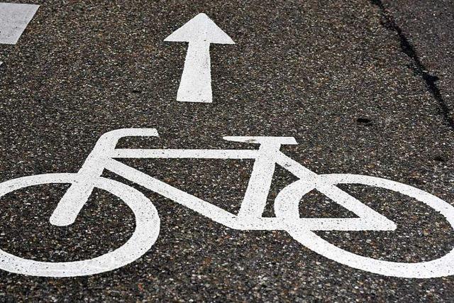 Große Fahrradsymbole auf der Straße sollen Sicherheit für Radler erhöhen