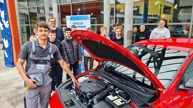 Autopark-Inhaber Michael Bhler (hinte...tische Einblicke in seinen Alltag gab.  | Foto: Gerald Nill