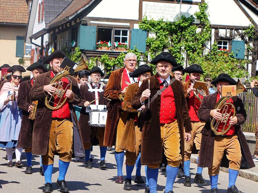 Die Hebelmusik fhrte den Festzug durch das Hebeldorf an