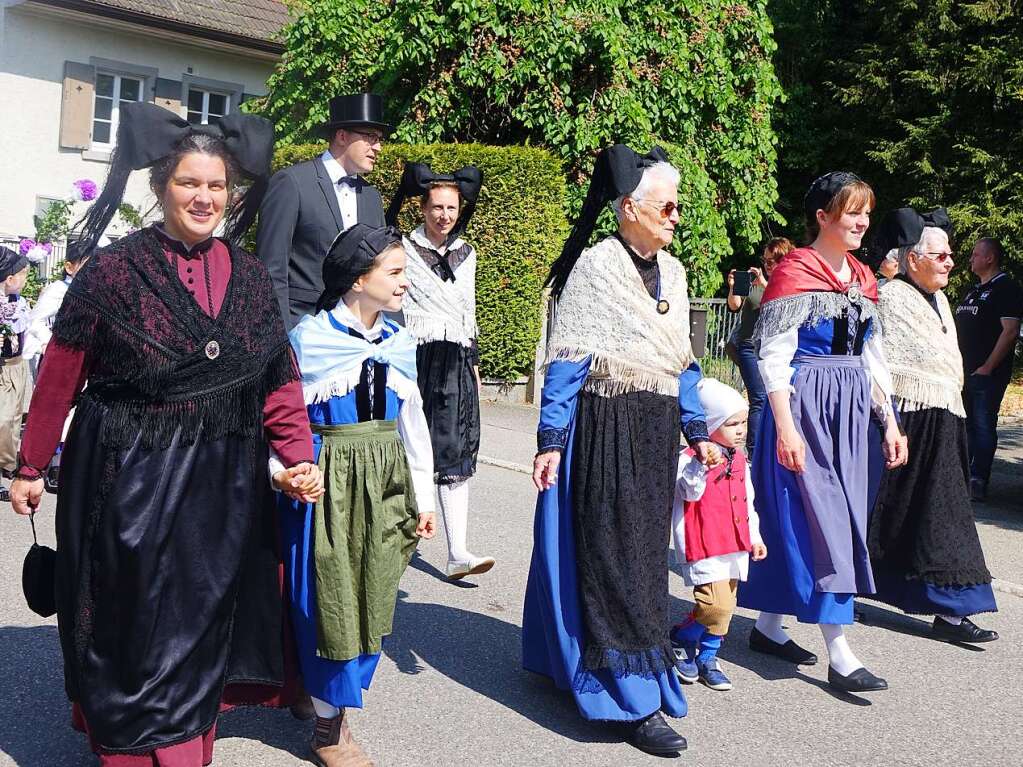 Schne Trachten waren beim Festzug durch Hausen zu bewundern.