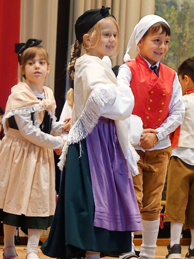 Die Kinder vom Kindergarten erfreuten mit Tnzen, Liedern und Gedichten.