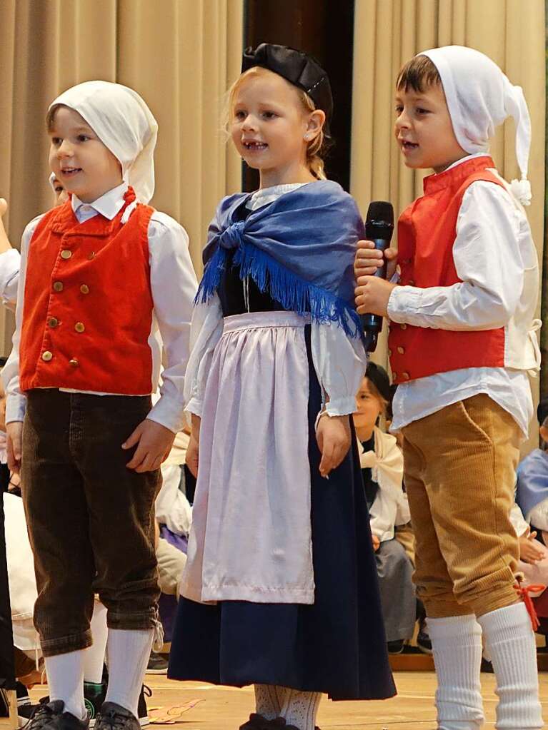 Die Kinder vom Kindergarten erfreuten mit Tnzen, Liedern und Gedichten