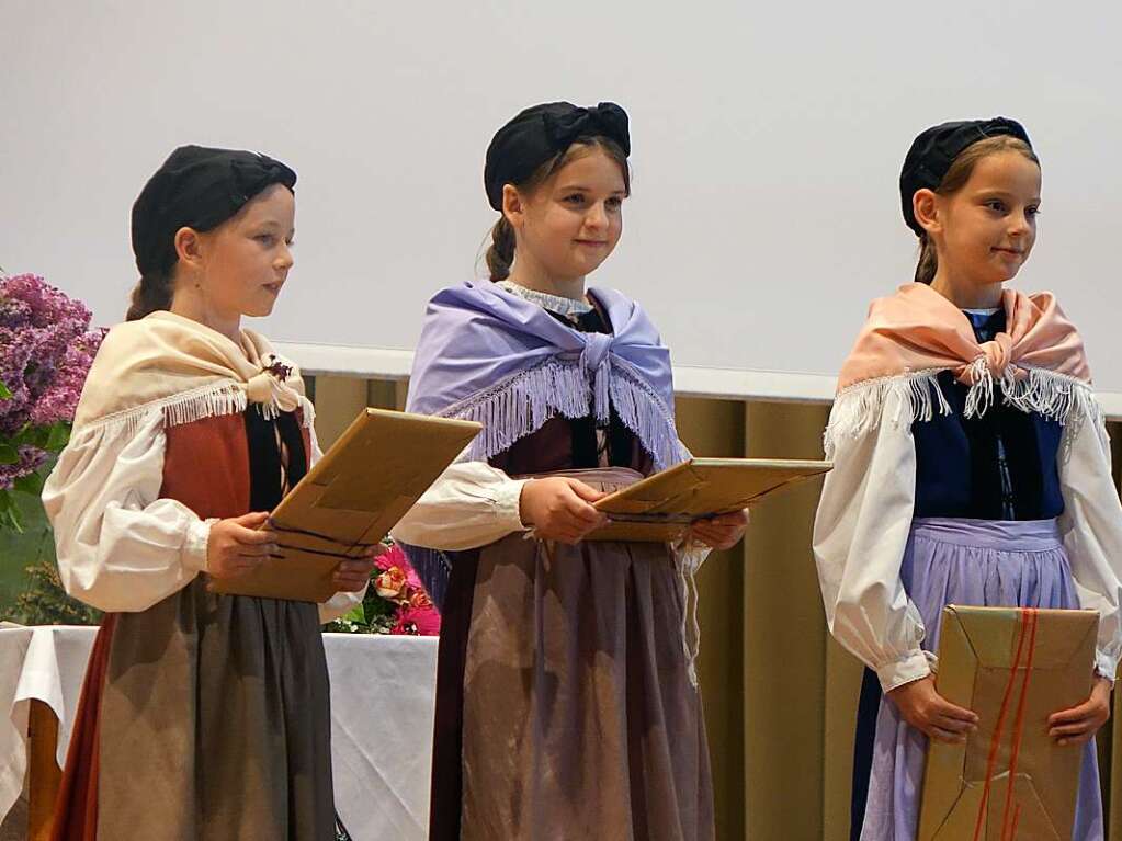 Vier Schlerinnen der Grundschule bekamen das Hebelbchlein der Basler Hebelstiftung