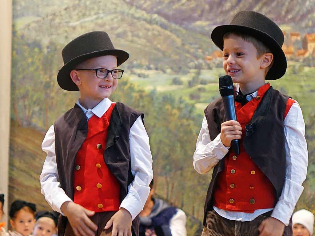 Die Kinder vom Kindergarten erfreuten mit Tnzen, Liedern und Gedichten.