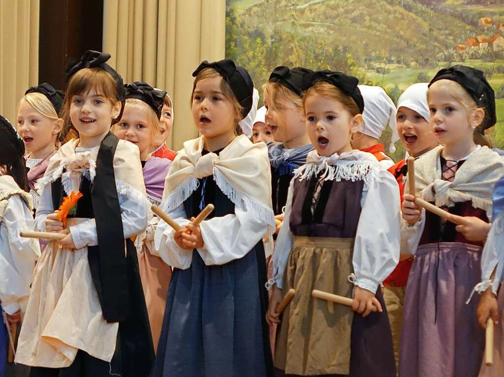 Die Kinder vom Kindergarten erfreuten mit Tnzen, Liedern und Gedichten