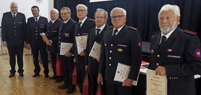 Zahlreiche Feuerwehrleute wurden bei d...nd Kommandant Thorsten Heckel geehrt.   | Foto: Ilona Huege