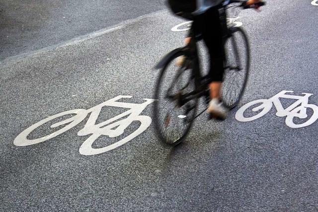 Radler fhrt in Freiburg-Wiehre gegen Auto und macht sich davon