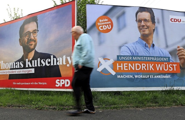 Zwischen Thomas Kutschaty (SPD, Plakat... Brger Nordrhein-Westfalens die Wahl.  | Foto: IMAGO/Rene Traut