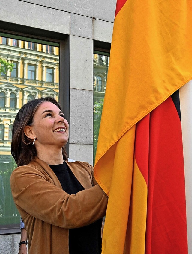 Annalena Baerbock hisst die deutsche Fahne in Kiew.  | Foto: SERGEI SUPINSKY (AFP)