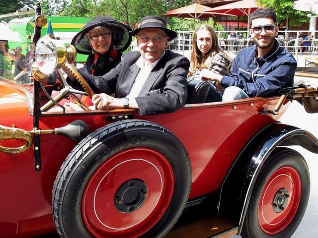 Diese frhliche Gruppe war 2019 in ein...n Fahrzeug in Bad Bellingen unterwegs.  | Foto: Jutta Schtz