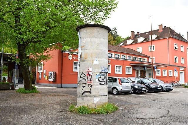 An Freiburgs Wiehrebahnhof steht seit Jahren eine kahle Litfasule – sie wurde vergessen