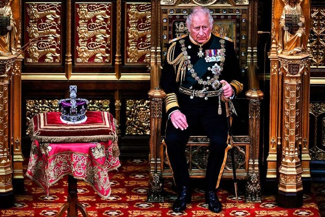 Da die Queen schon sehr alt ist und ni...inz Charles, die Thronrede vorgelesen.  | Foto: BEN STANSALL (AFP)