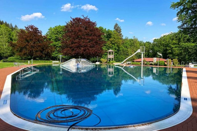 Noch liegt das Wasser im Waldbad in Ba...e ersten Runden in den Becken  ziehen.  | Foto: Annemarie Rsch