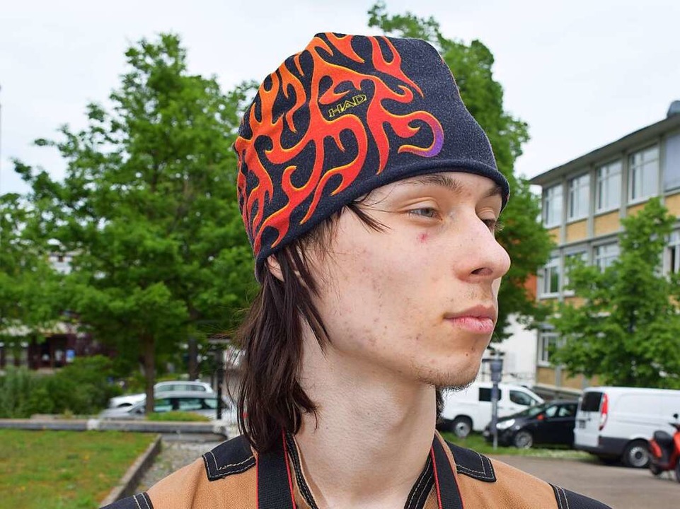 Die Flammenmtze untersttzt den 90er Jahre Stil des Outfits.  | Foto: Anastasia Saparinjuk