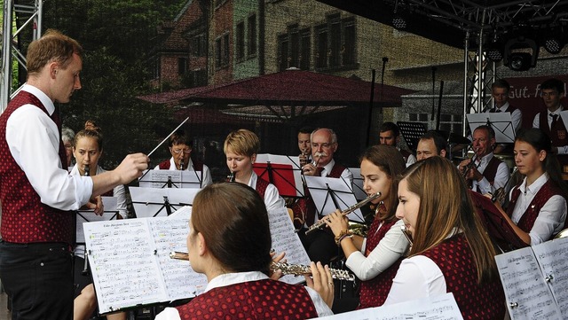 Die Staufener Stadtmusik mit Dirigent ...agner bei einem Auftritt im Jahr 2019   | Foto: Bernhard Seitz