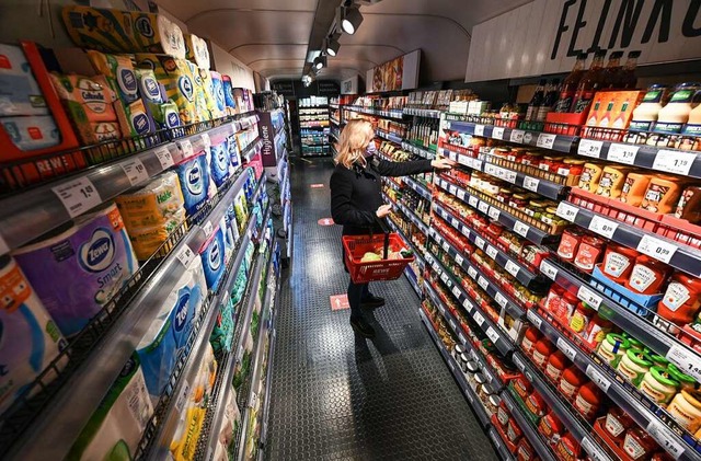Die Preise fr viele Lebensmittel sind...agieren Kunden in Supermrkten darauf?  | Foto: Arne Dedert (dpa)