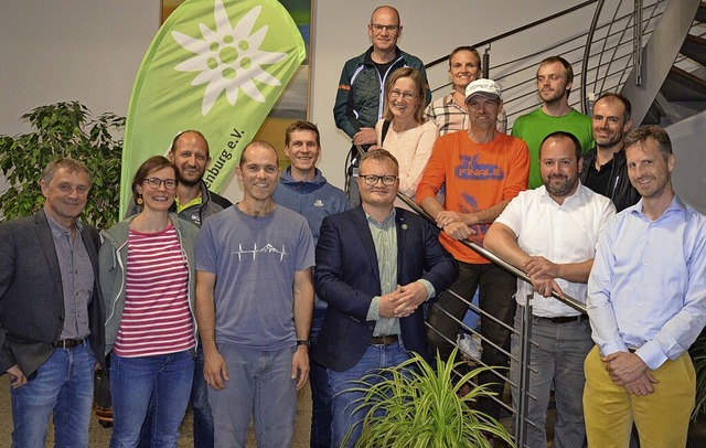 Die Amtstrger des DAV Offenburg sind ... Bernd Haller. Rechts die Kletterwand.  | Foto: Alpenverein Offenburg