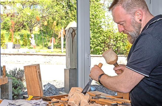 Simon Stiegeler beim Arbeiten in seine...durchfluteten Atelier in Grafenhausen.  | Foto: Wilfried Dieckmann