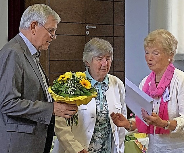 Jrgen Volkers und Frauenvertreterin M...hrenbach ehrten Maria Schill (Mitte).  | Foto: Verein