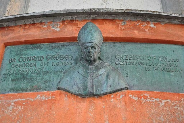 Eine Gedenkplatte an der St. Martinkir...Grber, der Ehrenbrger der Stadt ist.  | Foto: Klaus Riexinger