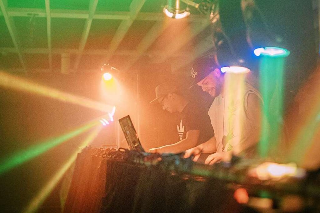 Die DJs Wuk (links) und Synthälizer le...m Samstag in der Bar am Funkeneck auf.  | Foto: privat