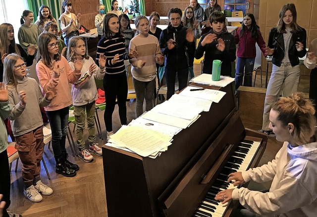 Der Unterstufenchor hat sich an einem ...r sitzt Schulchorleiterin Ina Schmidt. 