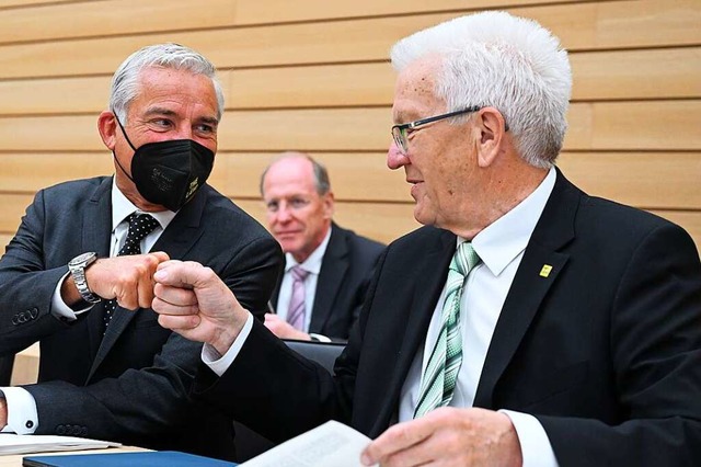 Vertrauensvolle Begrung: Thomas Stro...ed Kretschmann vor der Landtagsdebatte  | Foto: Bernd Weibrod (dpa)