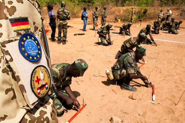 Bundeswehrsoldaten bilden in Koulikoro...ere der Armee Malis in Minensuche aus.  | Foto: Maurizio Gambarini