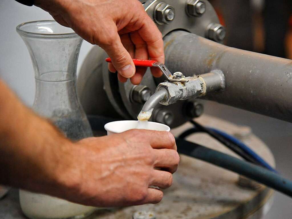 Die BZ-Leser konnten das von Carsten Fuchs, dem stellvertretenden technischen Leiter der Vita Classica  gezapfte, ungefilterte Thermalwasser probieren, das im Pumpraum im Keller aus 600 Metern Tiefe ankommt.