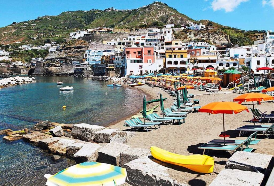 Am Strand von Sant&#8217;Angelo auf Ischia.  | Foto: DER Touristik