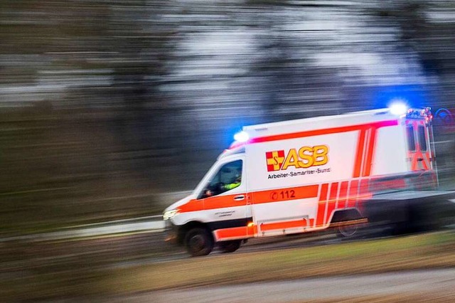 Der Rettungsdienst brachte den Mann ins Krankenhaus.  | Foto: Julian Stratenschulte (dpa)