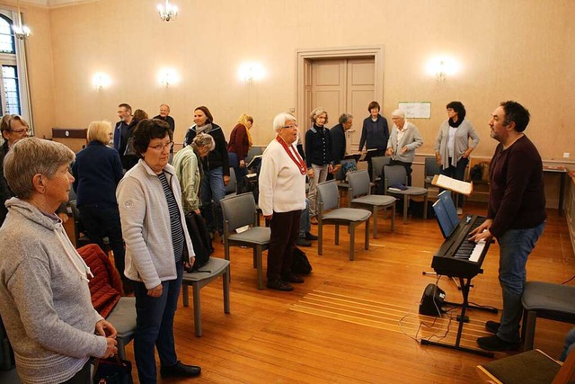 Chor und Leiter David Mesquita beim EI...er Probe in der Karl Friedrich Schule.  | Foto: Hildegard Karig