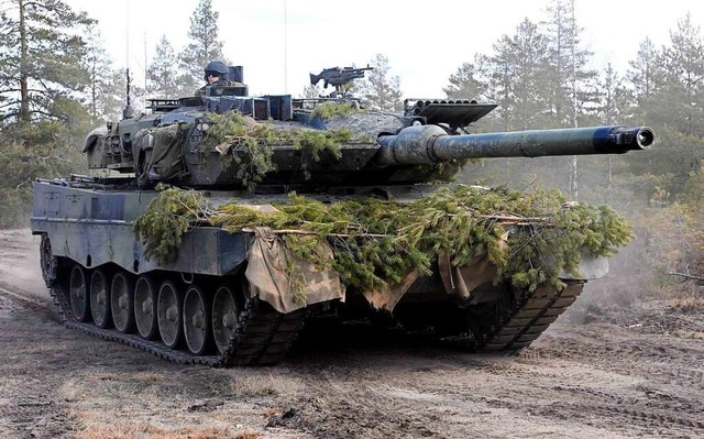Ein  Panzer in der Nhe von Kankaanp...1; und knnte bald in die Nato wollen.  | Foto: HEIKKI SAUKKOMAA (AFP)