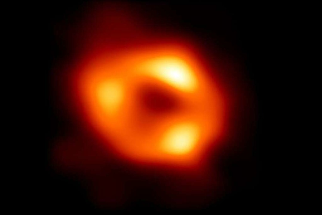 Dies ist das erste Bild von Sagittariu...chwarzen Loch im Zentrum unser Galaxie  | Foto: - (dpa)