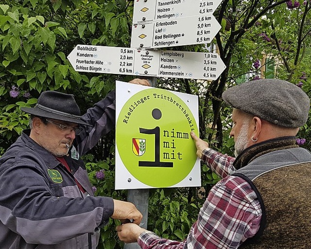Ortsvorsteher Rolf Moritz (links)  und...hilipp Hug installierten die Schilder.  | Foto: Heike Neudecker