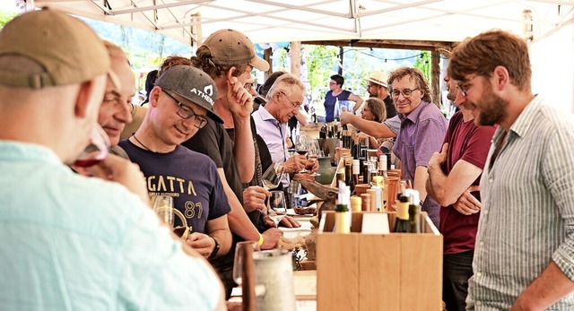 Sechs Demeter-Weingter vom Kaiserstuh...rhof Linder in Endingen ihre Produkte.  | Foto: Privat