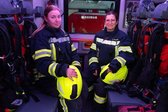 Isabella Trick (links) und Barbara Hen...nnschaftskabine eines Lschfahrzeuges.  | Foto: Patrik Mller